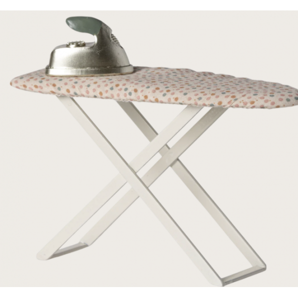 Table et fer à repasser, souris