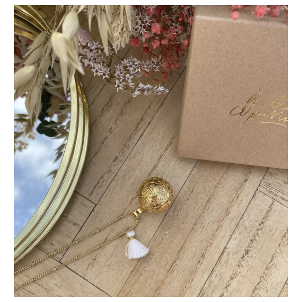 Bola de grossesse - Fleur de mandala plaqué or pompon blanc